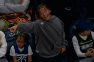 榜样的力量！兰德尔蛮牛暴扣打2+1 儿子场边兴奋庆祝满眼放光