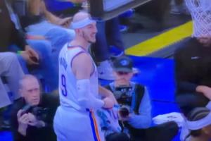 纯属本能反应!卡鲁索捡鞋赶紧防守 “鞋”防后自己都笑了!