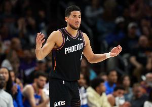 独木难支!布克27中11&罚球14中11空砍34分 首节12分&末节遭严防