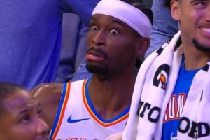 很干净!亚历山大抢断萨格斯被吹犯规&雷霆挑战成功 SGA鬼脸回应