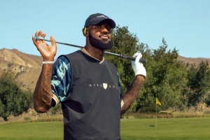 尽情挥杆!詹姆斯晒打高尔夫广告 宣传Beats与耐克联名耳机