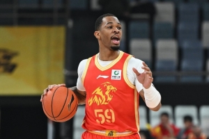 无所不能!塔克18中8砍下33分5板12助2断 罚球17中14