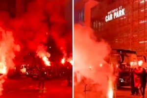 英媒:加拉塔萨雷球迷大量涌入利物浦,在街头燃放烟花、照明弹