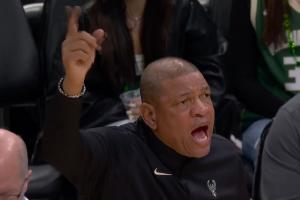 真是猪头啊!老里没有暂停但喊挑战 被罚一球杀死比赛……