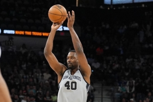 外线火力凶猛!马刺上半场三分24中13 巴恩斯+尚帕尼合计9中7