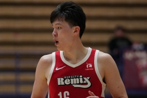 解说:杨瀚森半场只得两分很糟糕 你细节做好队友才会给你球