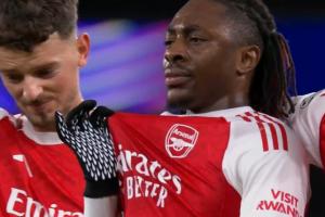 给他装到了！埃泽轰完世界波面无表情，身旁队友强烈对比