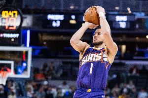 开局手感很热!布克首节6中4&三分2中1射落12分 连续打成2+1