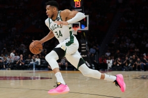 Shams：字母哥左膝过度伸展并伴随骨挫伤 将在一周后接受复查