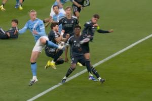 谢尔基禁区倒地+曼城球员抗议加西亚手球,裁判均没有表示