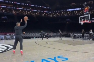 Logo比较大!利拉德昨日训练进了200个Logo三分