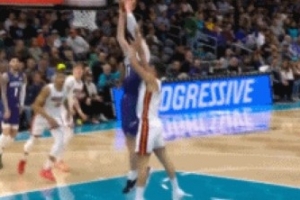 势大力沉！卡尔克布伦纳顺下接球 力压丰泰基奥暴力隔扣