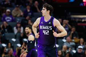 个人得分秀！雷诺25投13中得32分9板3助 得分创生涯新高