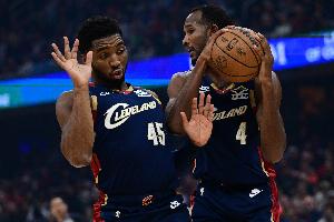 米切尔:莫布里在篮板球方面统治了比赛 我们希望他保持如此表现