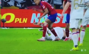 40岁波多尔斯基波甲替补登场,但2分钟后击打对手腹部被直红罚下