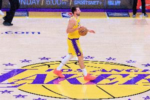 有点夸张!湖人7连胜期间 东契奇场均爆轰38.1分9.1板8助!