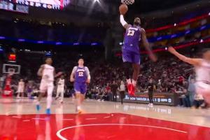 扣爽了!41岁詹姆斯飞速前插 超远滑翔战斧暴扣打停火箭