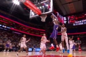 还得你来!里夫斯送助攻 詹姆斯空接扣篮打成2+1