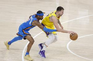 记者:MVP我会在亚历山大和东契奇间选择 更偏向于亚历山大