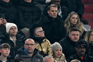 图片报:基米希带家人一同观战拜仁,诺伊尔携妻子观赛