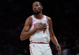 又一个!杜兰特无球进攻犯规 已经3失误3犯规了