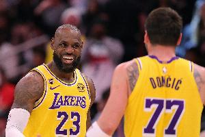 41岁14中13！球权使用率生涯新低&防守拉满 老詹复出后湖人真滴强