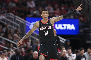 背景板了!小贾巴里15中7得到18分5板4助 关键时刻被当了靶子