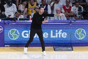 解说:湖人除了护筐差点儿 最近被雷迪克调教得锋线防守变化多端