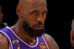 梦回灭霸詹?41岁老汉扣翻全场 发狠眼神杀气侧漏!