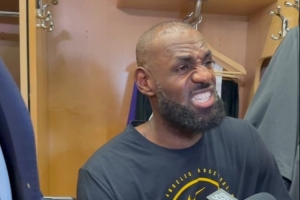 詹姆斯:我能上场帮助球队赢下一场比分焦灼的比赛 这种感觉很酷