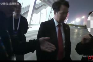 “老赖”看中超被法院执行干警擒住，拒不履行还款义务，拘留15日