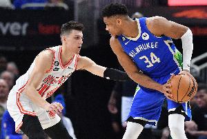 影响摆烂？本赛季字母哥缺阵时雄鹿11胜21负 出场时为17胜19负