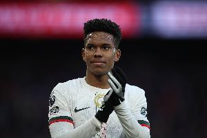 邮报：埃斯特旺是被临时征召进名单&球员还在养伤，因此没有上场