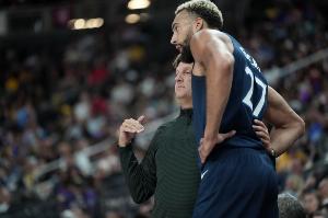 芬奇:我告诉队员接着给戈贝尔传球就行了 就算有失误我也能接受