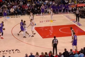 开场手感不错!詹姆斯弧顶借掩护再中三分球 个人第二记