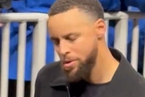 罕见黑脸!库里中场退场时被绿军球迷猛拽手臂 面色阴沉很不爽