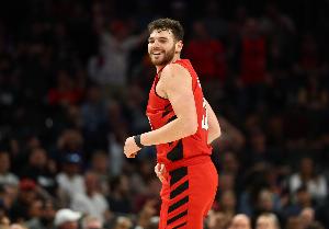 内线无解!克林根首节各种二次进攻 不到8分钟砍14分4前场板2帽