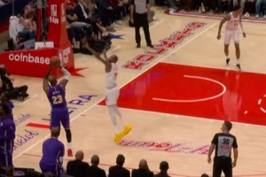 玄冥二老对决!詹姆斯开场底角迎着杜兰特三分 张手就进!