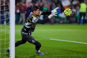 记者:库尔图瓦将在明日接受检查,球队担心可能是严重肌肉拉伤