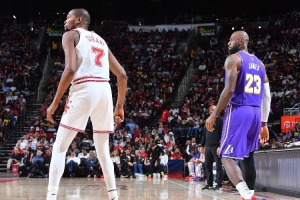 杜兰特:詹姆斯拥有划时代的运动天赋 我认为他可以打到45岁