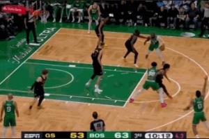 防守还是有谱！追梦防守不失位 杰伦·布朗急停后仰中投三不沾