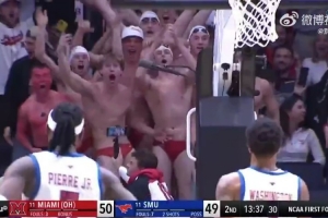 这谁顶得住!NCAA疯狂三月现场出现一群泳裤男 成功干扰对手罚球