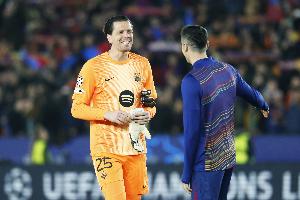 退役后救火!35岁什琴斯尼创纪录,成诺坎普首秀最年长巴萨球员