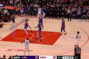 浪费机会!申京篮下晃开防守 但随后空篮上丢