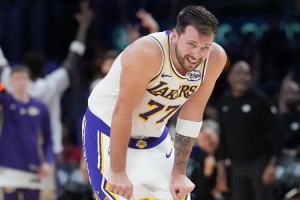 东契奇三罚不中&海斯两罚不中!湖人首节罚球7中2 火箭没有罚球