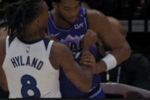 这么激烈？海兰德哨响后拿球&哈克莱斯抢球引发小冲突 两人各吃1T