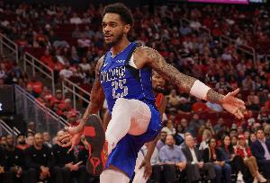 华盛顿谈打中锋:外弹接球制造错位和换防机会 让队友打得更轻松