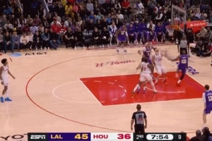 老头腰腹力量依旧足够！詹姆斯斜刺突破 右手滑翔上篮！