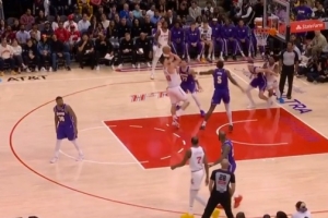 持续输出!申京强攻艾顿 转身跳投再拿两分