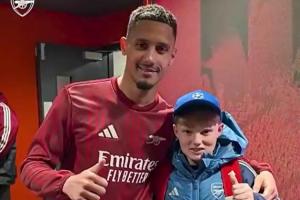 此前踢飞皮球引发小球童不满!萨利巴送上自己的球衣并致歉